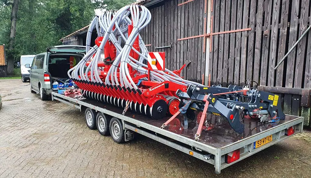 Innovatieve zaaimachine aan het werk op het land